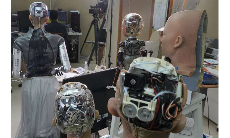 El artista robot vende arte por $ 688,888, ahora con una carrera en la música en mente