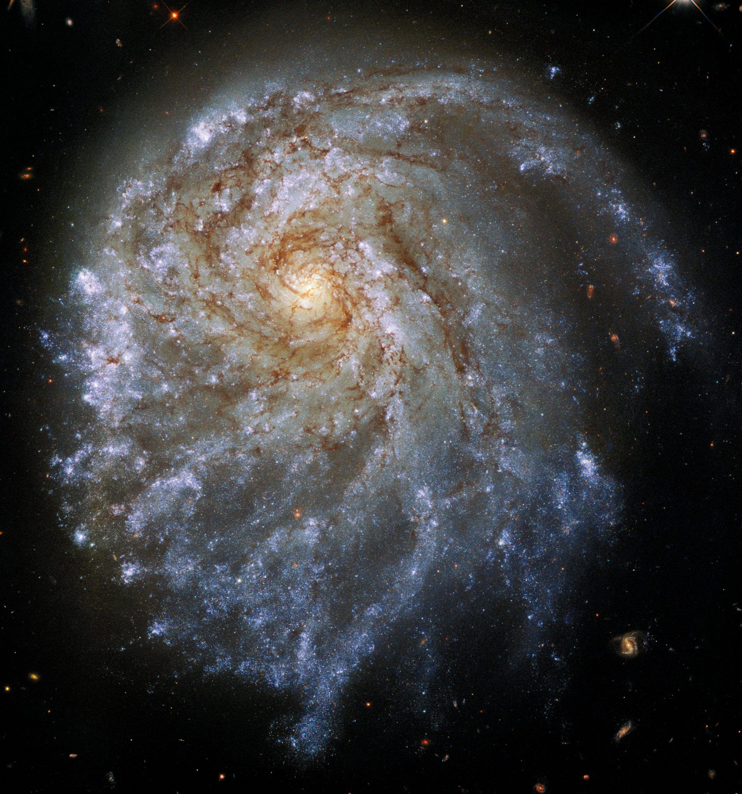 Una magnífica galaxia espiral se extiende por un vecino que pasa