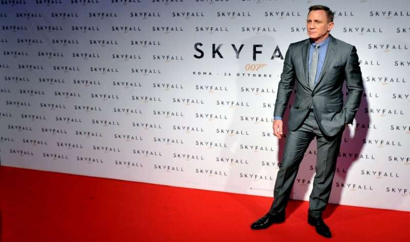 El actor británico Daniel Craig posa durante una sesión de fotos para una película de James Bond 