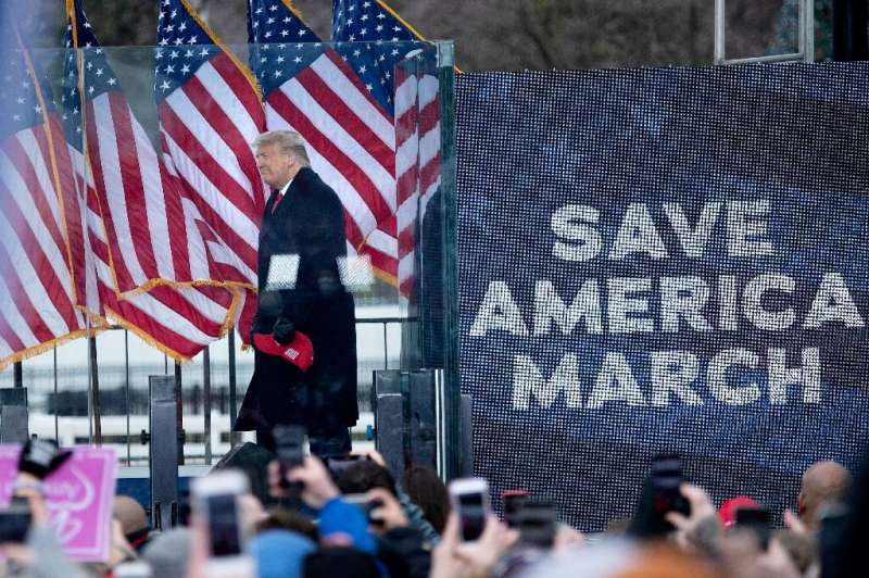 Donald Trump se dirige a los partidarios que inundan la capital del país antes del levantamiento del Capitolio de los Estados Unidos en enero 