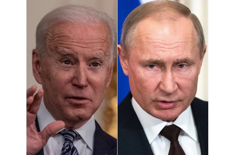 Se espera que el presidente de Estados Unidos, Joe Biden (izq.), Se reúna con su homólogo ruso, Vladimir Putin, el próximo mes en medio de crecientes tensiones entre ellos.