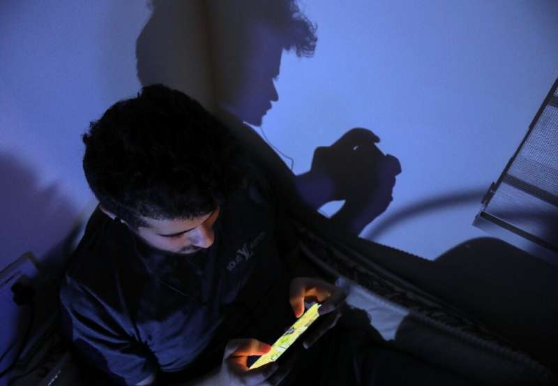 Los jóvenes iraquíes pasan horas todos los días jugando juegos virtuales, socializando en el chat en vivo, jugando a la competencia e incluso cayendo en 